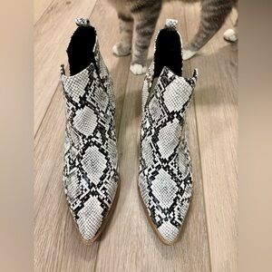 Black & White snakeskin Ankle Boots Pointed Toe size 8 block heel southwestern